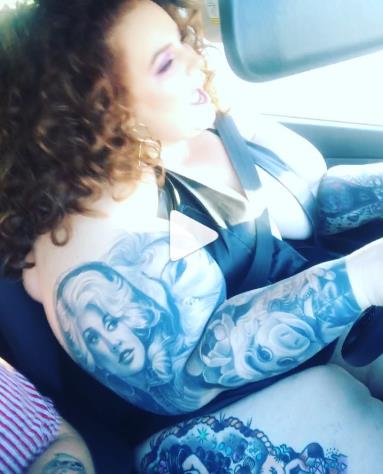 Скрин из видео Тесс Холлидей!