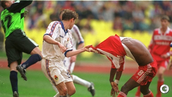 История главного дерби страны в фотографиях