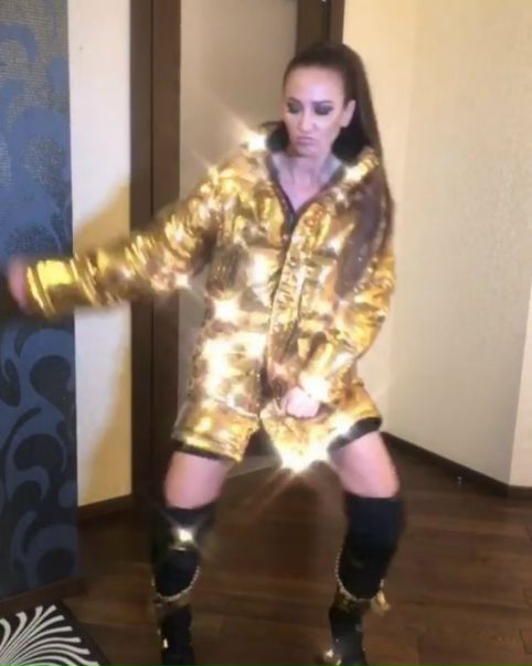 Ольга Бузова в пуховике 