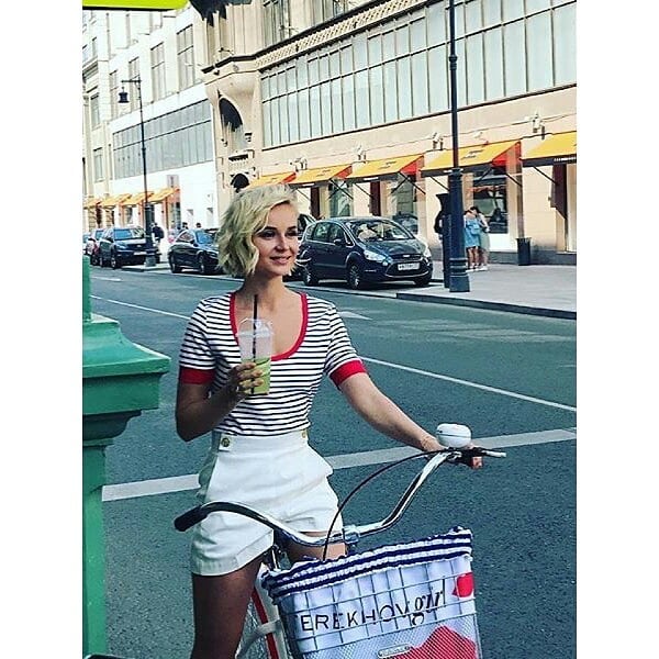 Полина Гагарина сегодня катается на велосипеде по Москве. 