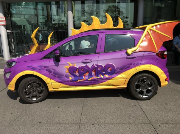 Немецкий gamescom теперь никогда не сможет стать лучше этого — на выставку привезли Спайромобиль в честь скорого выхода обновлённой трилогии о фиолетовом дракончике. 
