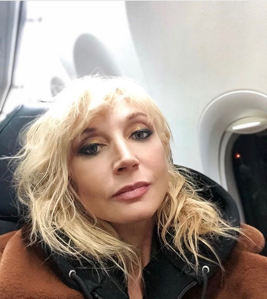 Кристина Орбакайте с модным макияжем летит выступать для молодежи.