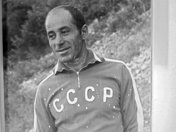 В 1957 году Михаил Хергиани (в двойке с Иосифом Кахиани) совершил первое восхождение на вершину Донгуз-Орун (полное название: Донгузорун-Чегет-Карабаши) по северной стене. Эту гору отлично знают все, кто бывал на Эльбрусе. Она возвышается над ближайшими вершинами, а на ее северной стене, обращенной к Эльбрусу, расположен ледник характерной формы в виде семерки. 