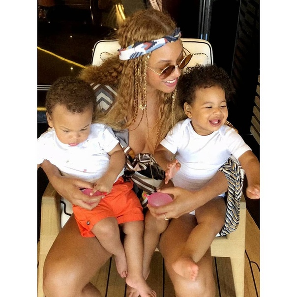 Бейонсе с близнецами Сэром и Руми отдыхают в Европе. И игрушки интересные 