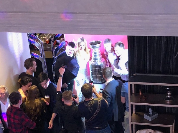 Кубок Стэнли наполнили черной икрой на вечеринке в Москве