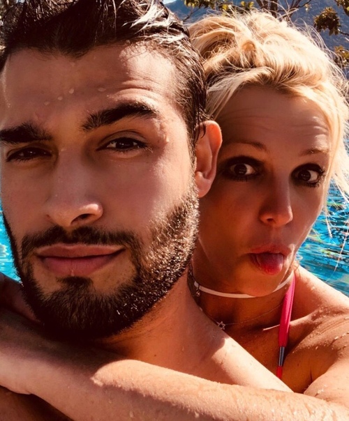 Бритни Спирс поделилась селфи со своим возлюбленным! 