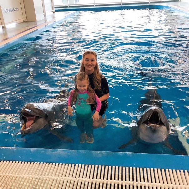 Кристина Асмус и ее 4-летняя дочь поплавали с дельфинами! 