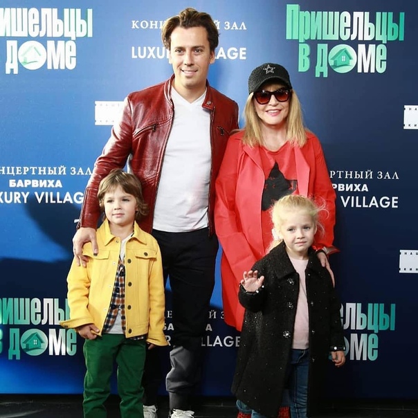 Новый выход в свет Аллы Пугачевой с детьми и мужем! 