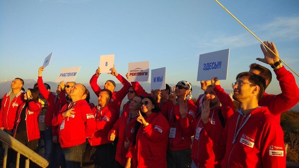 В междуречье рек Агура и Хоста лежит большая гора Ахун. На самой ее вершине расположилась одноименная смотровая башня, построенная в 1935-36 гг. по проекту архитектора С.И. Воробьева. С высоты этого памятника архитектуры открывается великолепная панорама побережья от Лазаревского до Пицунды и Кавказских гор. Именно здесь и собрались все наши экипажи для выполнения финального задания. 