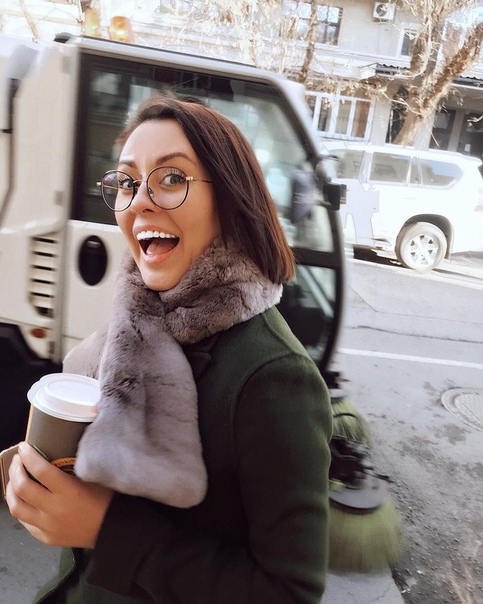 Мария Кравченко явно переборщила с белизной зубов.