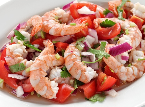 Pецепт салата с креветками и помидорами 