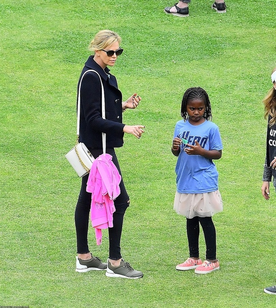 Шарлиз Терон называет своего сына, который любит носить платья, дочерью!