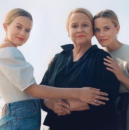Риз Уизерспун с мамой и дочкой!