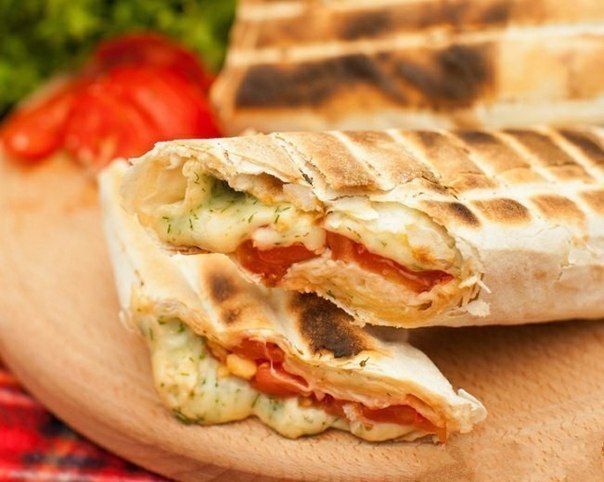 Лаваш с сыром и помидорами на гриле. 