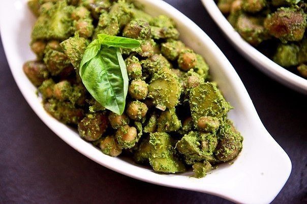 Невероятно вкусный и сытный салат. Необыкновенно сочетание вкусов! Попробуйте!