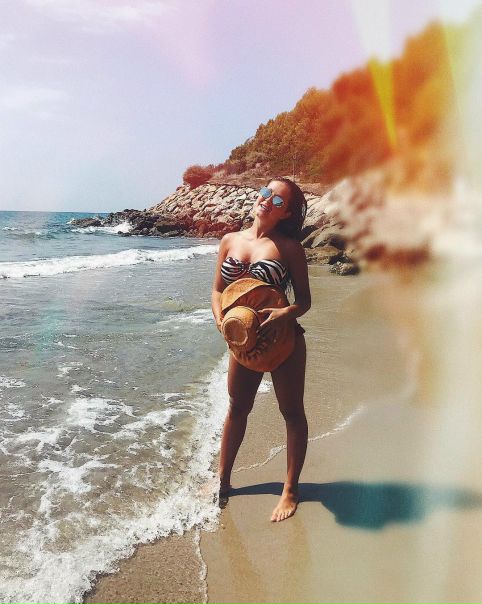 Беременная Нюша прячет животик! 