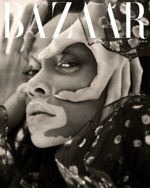 Winnie Harlow украсила сразу 2 обложки журнала.