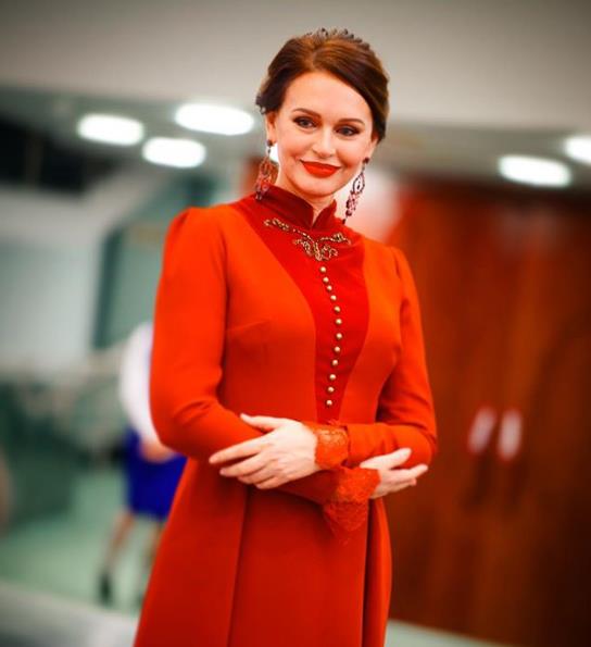 Такой необычный look для Ирины Безруковой.