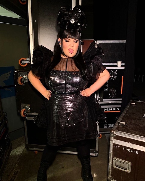 Очередной сценический костюм Нетты...