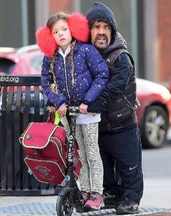 Питер Динклэйдж гуляет с дочкой! 