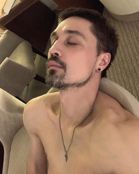 Дима Билан сфоткался голеньким.