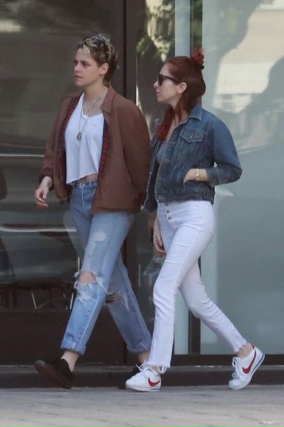 Кристен Стюарт гуляет со своей девушкой.