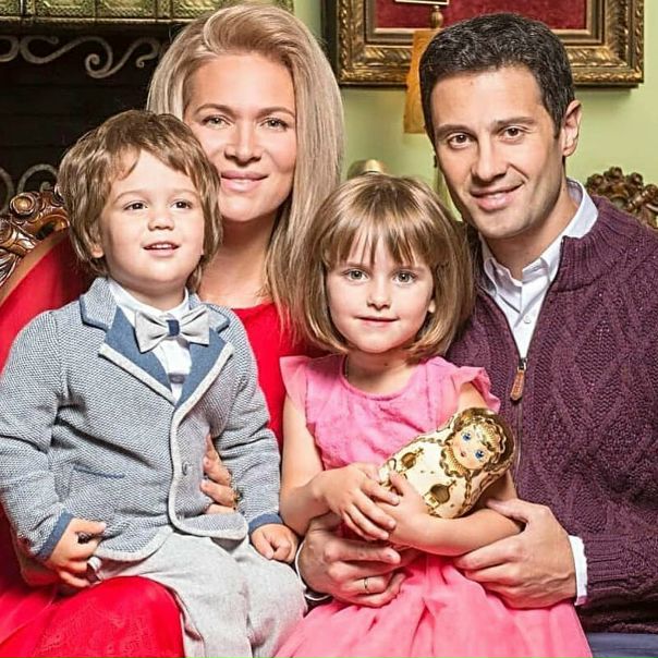 Антон и Виктория Макарские поделились семейным снимком! 