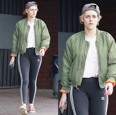 Кристен Стюарт на прогулочке.