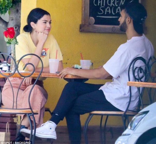 Папарацци сфотографировали Селену Гомес с другом...
