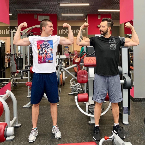 Денис Клявер пошел на выходных с сыном в качалку!