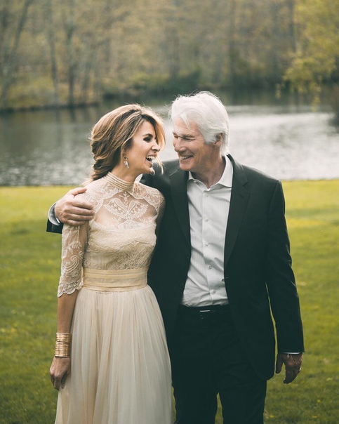 35-летняя невеста 65-летнего Ричарда Гира... беременна.