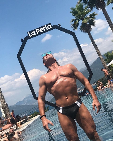 Тарзан продемонстрировал свое тело на пляже!