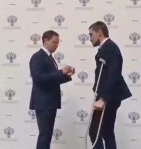 Дима Билан пришел получать звание заслуженного артиста РФ на костылях.