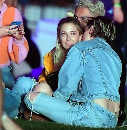 Успокойте Кристен Стюарт, опять новый роман закрутила.