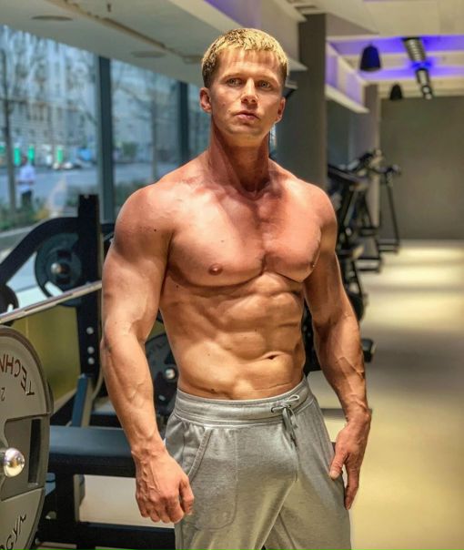 Роман Курцын продемонстрировал сексуальное тело.