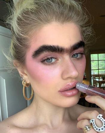 Sophia Hadjipanteli заявила, что часами сидит перед зеркалом.