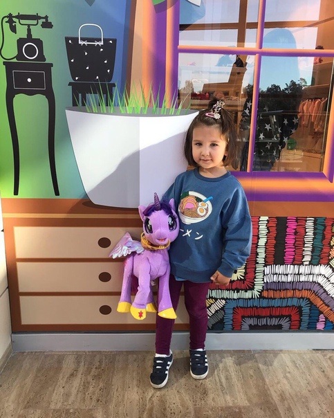 Иван Ургант впервые показал младшую дочь! 