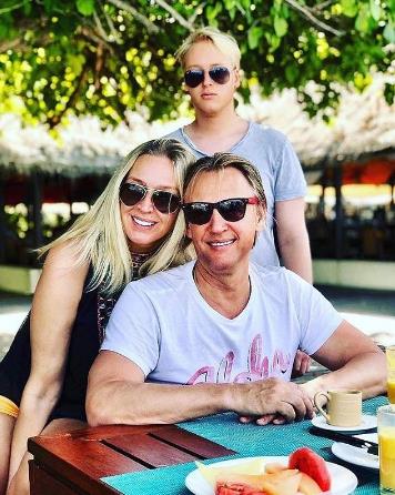 Дмитрий Харатьян поделился семейным снимком!