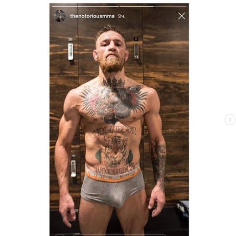 Конор поделился снимком в трусиках!