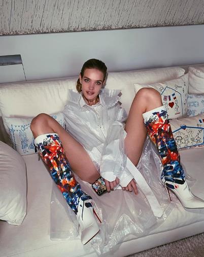 Ну и позу для фото выбрала Наталья Водянова...