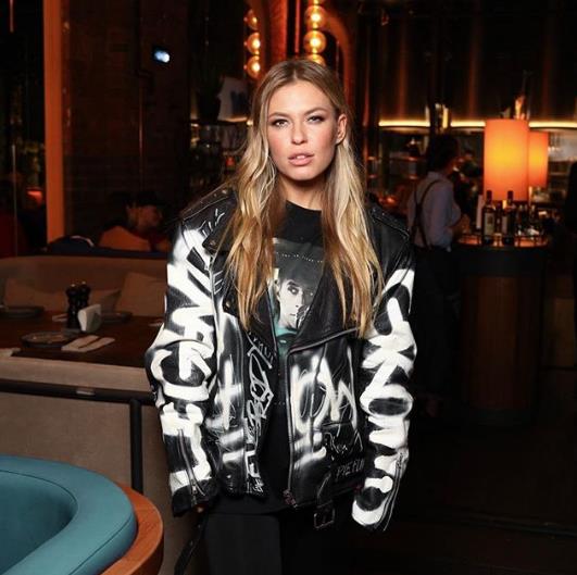 Дакота призналась, что она... би.