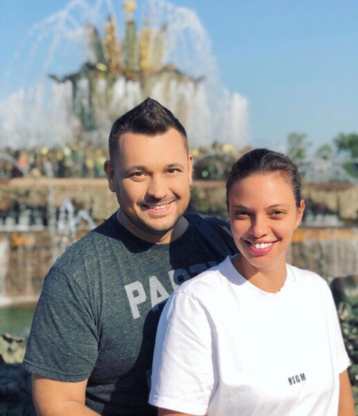 А это Сергей Жуков со своей супругой.