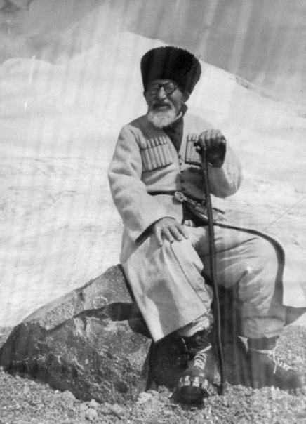 Залиханов Чокка Асланович, балкарец из аула Тегенекли. Совершил 209 восхождений на Эльбрус. Последний раз поднялся на Эльбрус в 1968 году в день своего 110-летия.