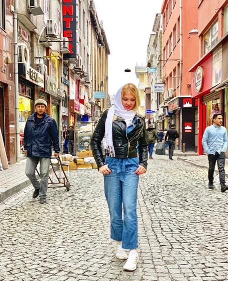 Неужели Дарья Пынзарь не видит, что одета нелепо