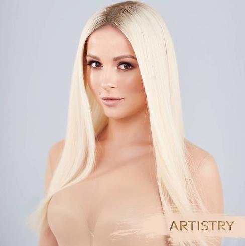 Нюша экспериментирует с цветом волосом.