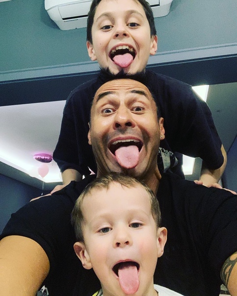 Стас Костюшкин поделился снимком с сыновьями! 