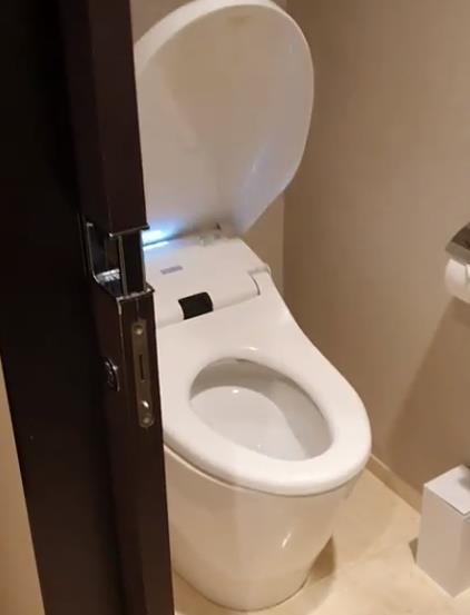 Саша Шпак показал свой туалет.