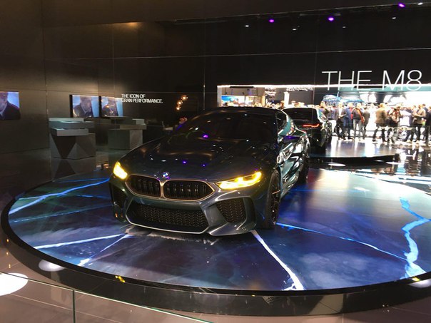 Какая стремительность в одних только фарах. 