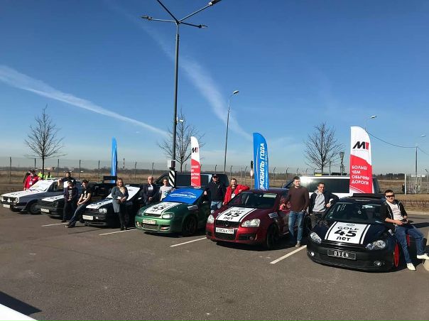 Автомобили всех поколений Golf, успешно добравшиеся до места проведения Петербургского автосалона по М-11, выстроились на территории КВЦ 