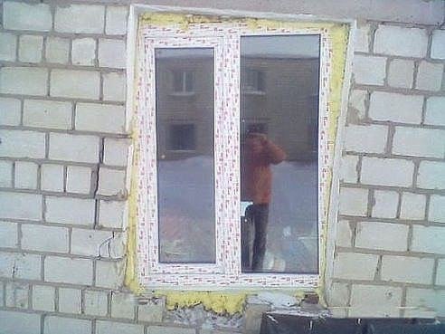 Стройте как хотите, а окна мы ставим по уровню!